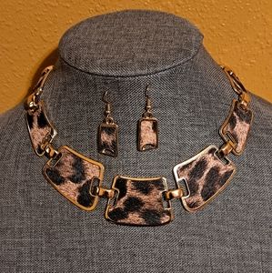 NEW Leopard print necklace and drop earrings set 🐆